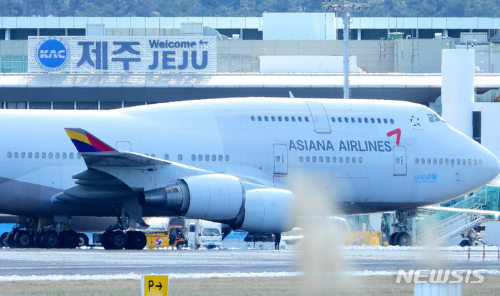 [제주=뉴시스] 우장호 기자 = 제주공항 셧다운 여파로 귀경 행렬이 이어지는 25일 오후 제주국제공항 계류장에 약 400여석 규모의 대형 항공기(보잉747-400)가 등장했다. 한국공항공사에 따르면 이날 제주공항에서는 임시편을 포함해 모두 535편이 운항하고, 공급석은 총 10만8000여석이다. 2023.01.25. woo1223@newsis.com