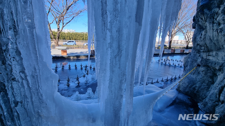 [울산=뉴시스] 배병수 기자 = 최강 한파가 몰아친 25일 오후 울산 남구 동굴피아 인공폭포에 거대한 고드름이 매달려 강추위를 실감케 하고 있다. 2023.01.25. bbs@newsis.com.
