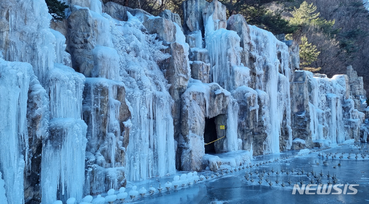 [울산=뉴시스] 배병수 기자 = 최강 한파가 몰아친 25일 오후 울산 남구 동굴피아 인공폭포에 거대한 고드름이 매달려 강추위를 실감케 하고 있다. 2023.01.25. bbs@newsis.com.