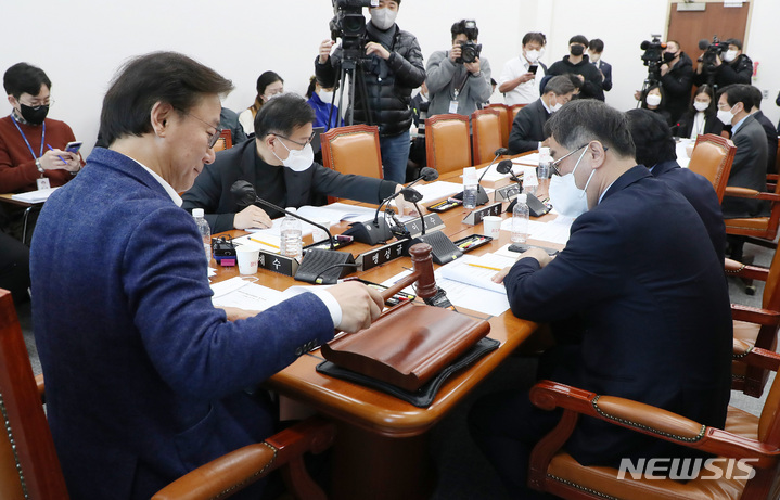 [서울=뉴시스] 이영환 기자 = 25일 오후 서울 여의도 국회에서 열린 정치개혁특별위원회 국회선진화소위원회에서 전재수 소위원장이 개회를 선언하고 있다. 2023.01.25. 20hwan@newsis.com