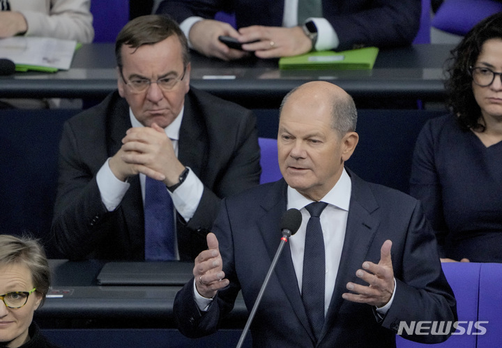 [베를린=AP/뉴시스] 올라프 숄츠 독일 총리가 지난 25일(현지시간) 독일 연방의회에서 주력 전차 '레오파르트2'를 우크라이나에 전격 지원하기로 한 것과 관련해 의원들에게 연설하고 있다. 2023.01.30.