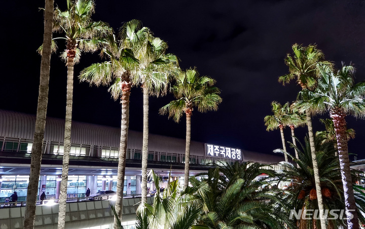 [제주=뉴시스] 우장호 기자 = 제주공항 셧다운 여파로 귀경 행렬이 이어지는 25일 오후 공항 청사가 늦은 시각까지 불을 훤히 밝히고 있다. 국토교통부는 결항 사태로 발이 묶인 체류객 수송을 위해 오는 26일 오전 1시까지 김포공항 이착륙 시간을 연장했다. 2023.01.25. woo1223@newsis.com