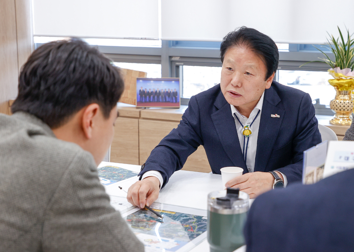 이병환 군수가 달성군 관계자와 고속도로 건설의 필요성을 설명하고 있다 (사진=성주군 제공) *재판매 및 DB 금지