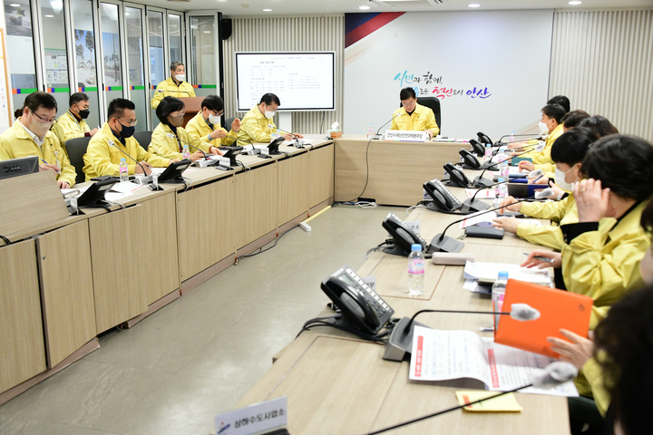 [안산=뉴시스] 이민근 경기 안산시장이 26일 시청 재난상황실에서 재난안전대책회의를 개최하고 대설주의보와 한파에 신속한 대응을 주문하고 있다. (사진=안산시 제공) 2023.01.26. photo@newsis.com *재판매 및 DB 금지