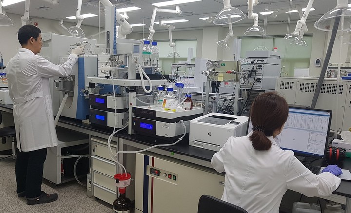 [대구=뉴시스]대구상수도본부가 안전한 수돗물 생산을 위해 조류 독소 검사를 하고 있다(사진=대구시 상수도본부 제공) 2023.01.26 photo@newsis.com *재판매 및 DB 금지