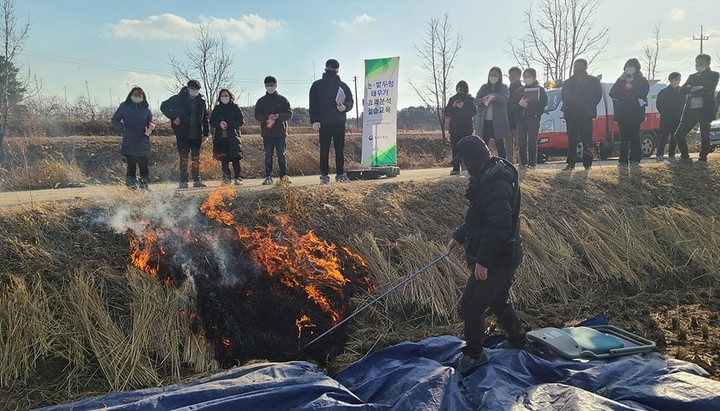이로운 벌레가 더 많아…논·밭두렁 태우기 득보다 실