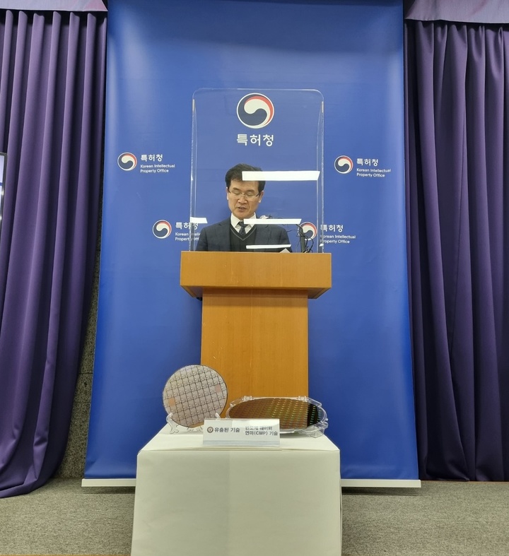 [대전=뉴시스] 26일 특허청 김시형 산업재산보호협력국장이 반도체 국가핵심기술을 중국으로 유출한 일당 검거 브리핑을 하고 있다. *재판매 및 DB 금지