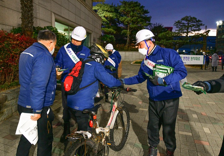 [울산=뉴시스]26일 현대중공업 경영진과 고용노동부 및 안전보건공단 관계자 등이 현대중공업 울산 본사 각 출입문에서 출근하는 직원들에게 안전작업을 당부하는 안전 캠페인을 펼치고 있다. (사진=현대중공업 제공) 2023.01.26. photo@newsis.com *재판매 및 DB 금지