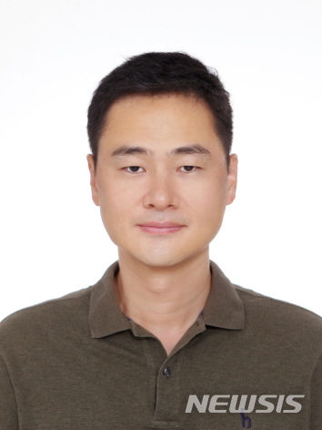 [전주=뉴시스]윤난슬 기자 = 전북대학교는 류덕산 교수(소프트웨어공학과)가 미국에서 발행하는 국제 SCI 학술지 PLOS ONE(인용지수 3.752) 저널의 편집위원으로 선정됐다고 26일 밝혔다.(사진=전북대 제공)