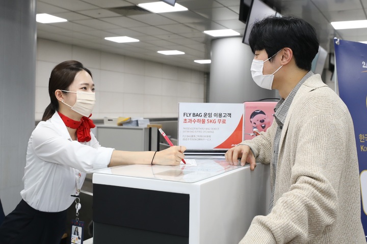 [서울=뉴시스] 수속 카운터에서 고객에서 설명하고 있는 제주항공 지상직 직원 모습. (사진=제주항공 직원) 2023.01.26 photo@newsis.com *재판매 및 DB 금지