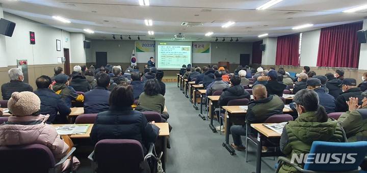 [전주=뉴시스]윤난슬 기자 = 전북 전주시 농업기술센터는 오는 2월 9일까지 농업인과 귀농인, 청년 농업인 등 500여 명의 교육생을 대상으로 '2023년 농사 형통 새해 농업 설계 교육'을 실시한다고 30일 밝혔다.(사진=전주시 제공) 