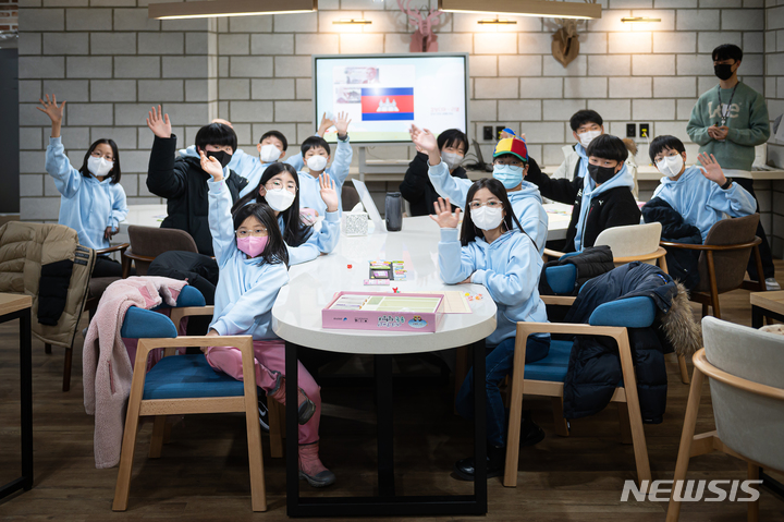 [전주=뉴시스]윤난슬 기자 = JB금융그룹 전북은행은 'JB 플랫폼(JB PLATFORM)'에서 도내 대학생 자원봉사자들과 함께 전주 태평지역아동센터 아동들을 대상으로 금융 체험을 실시했다고 26일 밝혔다.(사진=전북은행 제공)