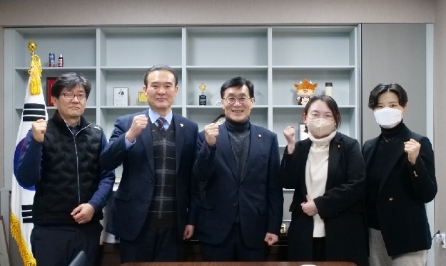 양원호 충북지방변호사회 회장(왼쪽 두번째)과 이장섭 국회의원(가운데)이 26일 '청주가정법원' 유치를 위한 대응 방안을 협의하고 기념 사진을 찍고 있다.2923.01.26.kipoi@newsis.com *재판매 및 DB 금지
