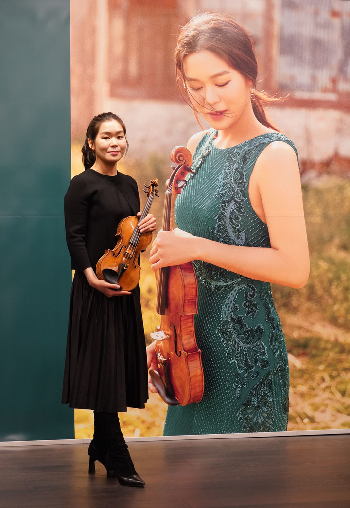 [서울=뉴시스]바이올리니스트 에스더 유가 26일 서울 강남구 오드포트에서 기자간담회를 열고 있다. (사진=마스트미디어 제공) 2023.01.26. photo@newsis.com *재판매 및 DB 금지