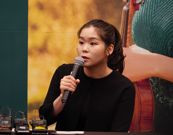 [서울=뉴시스]바이올리니스트 에스더 유가 26일 서울 강남구 오드포트에서 기자간담회를 열고 있다. (사진=마스트미디어 제공) 2023.01.26. photo@newsis.com *재판매 및 DB 금지