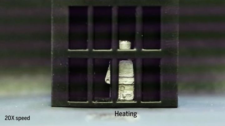 [서울=뉴시스]'터미네이터 2 : 심판의 날'에서 로버트 패트릭이 특수촬영기술(모핑)을 이용해 선보인, 자유자재로 변형이 가능한 은빛 킬러 로봇 T-1000과 정확히 같은 것은 아니지만 중국과 미국의 연구원들이 이와 비슷한 액체금속(liquid metal) 로봇을 만들었다고 사이언스 저널이 25일(현지시간) 보도했다. <사진 출처 : 사이언스> 2023.1.26