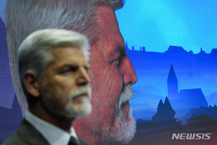 [프라하(체코)=AP/뉴시스]체코 대통령선거 1차 투표에서 1위로 결선 투표에 오른 퇴역 군사령관 출신의 페트르 파벨이 26일 프라하에서의 정치적 토론을 위해 도착하고 있다. 파벨이 27, 28일 이틀 간 치러지는 체코 대선 결선투표에서 안드레이 바비스 전 총리 겸 억만장자에게 큰 차이로 이길 것으로 여론조사에서 드러났다. 2023.1.27