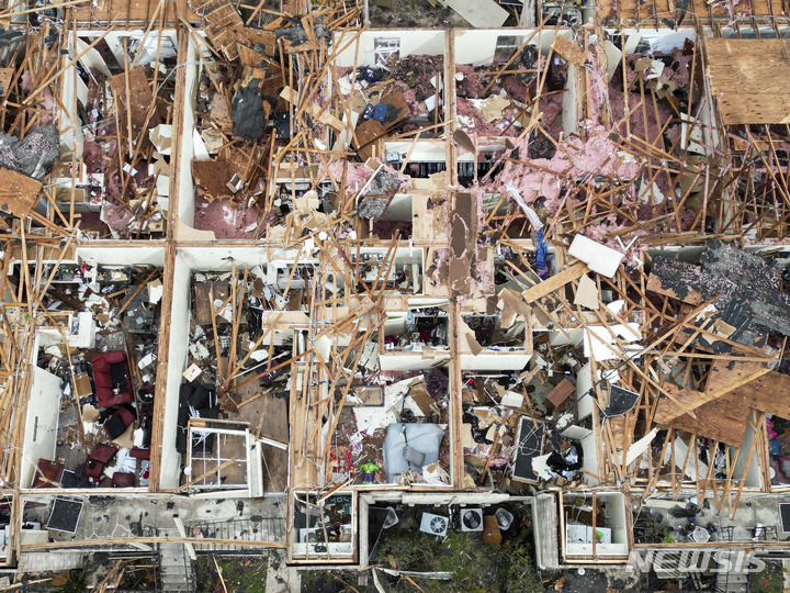 [휴스턴=AP/뉴시스] 25일(현지시간) 미 텍사스주 휴스턴의 아파트 건물이 토네이도로 뜯겨 있다. 24일 미국 남부 지역을 덮친 토네이도로 텍사스, 아칸소, 미주리주 15만 가구 이상이 정전 피해를 입었고 건물과 주택, 차량 등이 파손됐다. 2023.01.26.