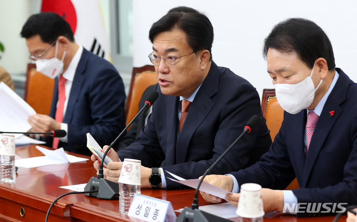 [서울=뉴시스] 추상철 기자 = 정진석 국민의힘 비상대책위원장이 전날 오전 서울 여의도 국회에서 열린 비상대책위원회 회의에서 발언하고 있다. 2023.01.26. scchoo@newsis.com