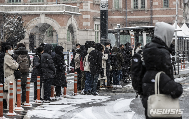[서울=뉴시스] 김근수 기자 = 서울 지역에 대설주의보가 내려진 가운데 26일 오전 서울역 택시승강장에서 출근하는 시민들이 택시를 타기 위해 기다리고 있다. 2023.01.26. ks@newsis.com