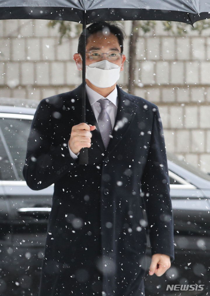 [서울=뉴시스] 권창회 기자 = 이재용 삼성전자 회장이 26일 오전 서울 서초구 서울중앙지방법원에서 열린 부당합병 의혹 관련 공판에 출석하고 있다. 2023.01.26. kch0523@newsis.com