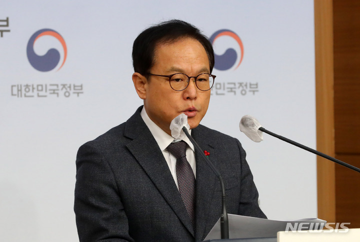 [서울=뉴시스] 배훈식 기자 = 김승호 인사혁신처장이 지난 26일 오전 서울 종로구 정부서울청사 별관에서 연두 업무보고 사전 브리핑을 하고 있다. 2023.01.27. dahora83@newsis.com