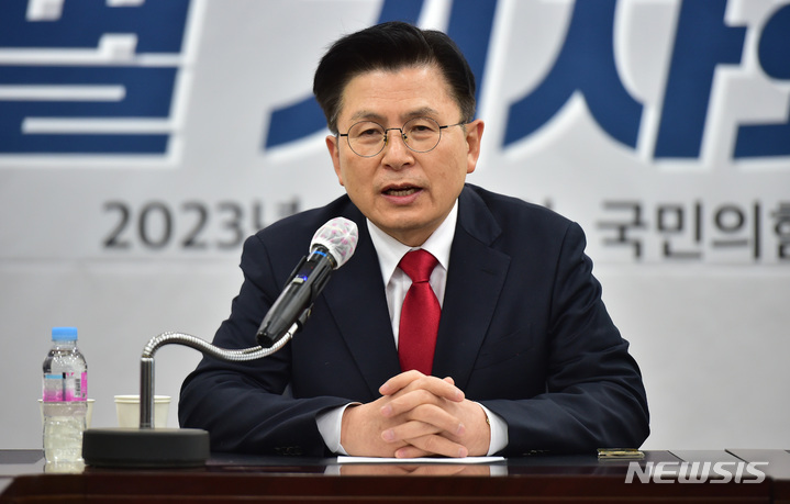[대구=뉴시스] 이무열 기자 = 국민의힘 당권주자인 황교안 전 대표가 26일 오전 대구 수성구 범어동 국민의힘 대구시당에서 열린 대구·경북지역 특별 기자회견에서 인사말을 하고 있다. 2023.01.26. lmy@newsis.com