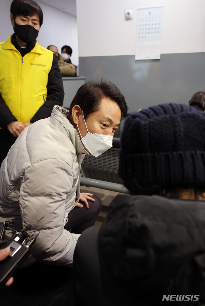 [서울=뉴시스] 정병혁 기자 = 오세훈 서울시장이 지난 26일 오전 서울 중구 서울역 희망지원센터를 찾아 한파 취약계층 보호대책 현장점검을 하고 있다. (공동취재사진) 2023.01.26. photo@newsis.com