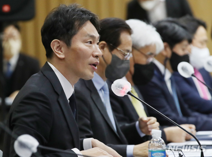 [서울=뉴시스] 김진아 기자 = 이복현 금융감독원장이 26일 오전 서울 종로구 생명보험 교육문화센터에서 열린 보험회사 CEO 간담회에서 발언하고 있다. 2023.01.26. bluesda@newsis.com