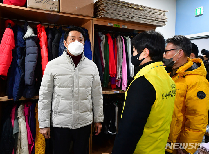 [서울=뉴시스] 정병혁 기자 = 오세훈 서울시장이 26일 오전 서울 중구 서울역 희망지원센터를 찾아 취약계층 노숙자가 이용하는 의류보관소를 둘러보고 있다. (공동취재사진) 2023.01.26. photo@newsis.com