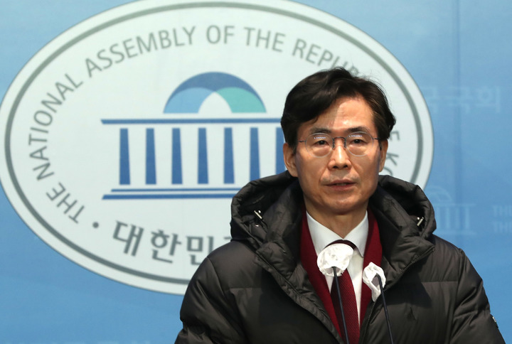 [서울=뉴시스] 전진환 기자 = 국민의힘 당권주자인 조경태 의원이 26일 오전 서울 여의도 국회 소통관에서 열린 전당대회 관련 기자회견에서 발언하고 있다. 2023.01.26. amin2@newsis.com