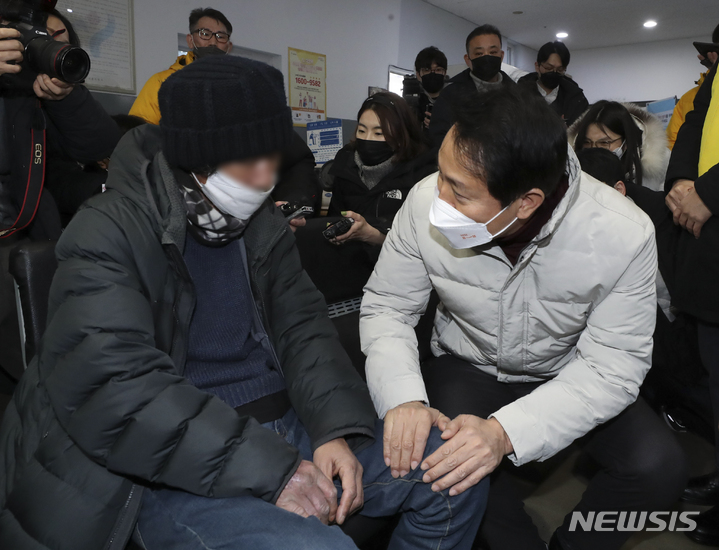 [서울=뉴시스] 정병혁 기자 = 오세훈 서울시장이 26일 오전 서울 중구 서울역 희망지원센터를 찾아 노숙인 임시보호시설 현장 점검을 하고 있다. (공동취재사진) 2023.01.26. photo@newsis.com