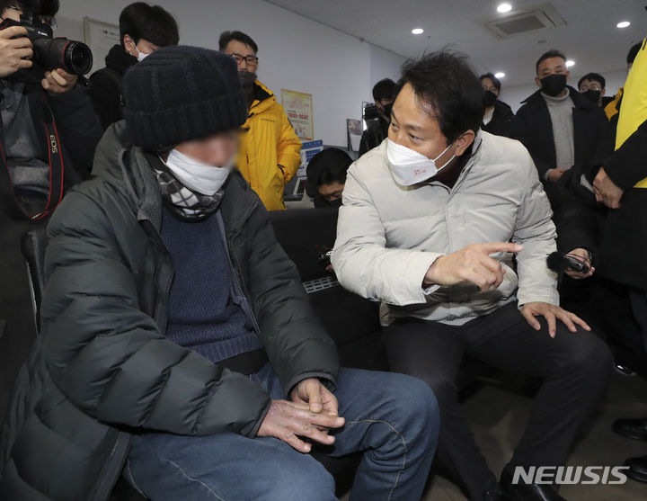 [서울=뉴시스] 정병혁 기자 = 오세훈 서울시장이 26일 오전 서울 중구 서울역 희망지원센터를 찾아 노숙인 임시보호시설 현장 점검을 하고 있다. (공동취재사진) 2023.01.26. photo@newsis.com