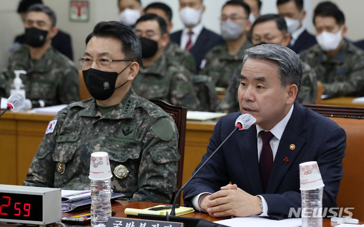 [서울=뉴시스] 이영환 기자 = 이종섭 국방부 장관이 26일 오전 서울 여의도 국회에서 열린 국방위원회 전체회의에서 의원들의 질의에 답하고 있다. 왼쪽은 김승겸 합참의장. 2023.01.26. 20hwan@newsis.com