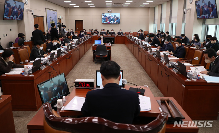 [서울=뉴시스] 이영환 기자 = 26일 오전 국회 산업통상자원중소벤처기업위원회에서 고준위 방사성폐기물 관리에 관한 특별법안 등에 대한 공청회가 열리고 있다. 2023.01.26. 20hwan@newsis.com