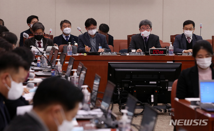 [서울=뉴시스] 이영환 기자 = 이정윤 원자력안전과미래 대표가 26일 오전 국회 산업통상자원중소벤처기업위원회에서 열린 고준위 방사성폐기물 관리에 관한 특별법안 등에 대한 공청회에서 답변하고 있다. 2023.01.26. 20hwan@newsis.com