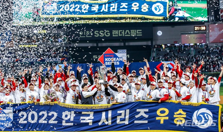 [서울=뉴시스] 뉴시스 정병혁 기자가 26일 한국사진기자협회 제239회 이달의 보도사진상 스포츠 부문에서 '한국시리즈 우승 트로피 들어올리는 정용진-SSG'으로 우수상을 수상했다. 사진은 지난 2022년 11월 8일 인천 SSG랜더스필드에서 열린 2022 KBO 한국시리즈에서 우승을 차지한 SSG 선수들과 정용진 부회장이 우승트로피를 들어올리는 모습. 2023.01.26. photo@newsis.com