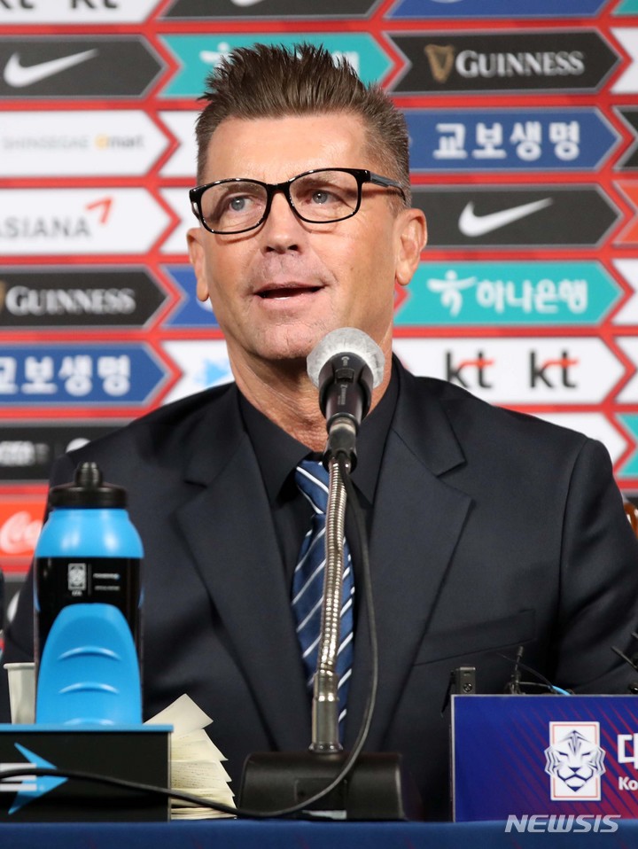 [서울=뉴시스] 김선웅 기자 = 여자축구대표팀 콜린 벨 감독이 26일 서울 종로구 대한축구협회에서 신년 기자회견을 하고 있다. 2023.01.26. mangusta@newsis.com