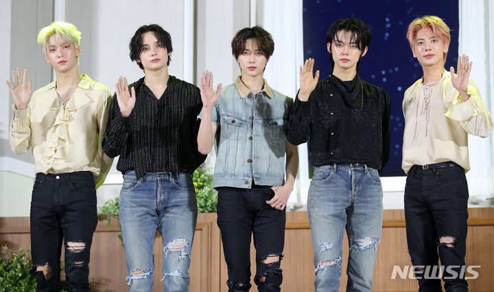 [서울=뉴시스] 최진석 기자 = 그룹 투모로우바이투게더(TOMORROW X TOGETHER, TXT)의 수빈(왼쪽부터), 휴닝카이, 범규, 연준, 태현이 26일 서울 삼성동 코엑스 오디토리움에서 열린 미니 5집 '이름의 장: 템테이션' 발매 기념 미디어 쇼케이스에서 포즈를 취하고 있다. 2023.01.26. myjs@newsis.com