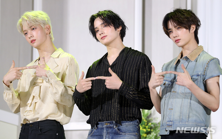 [서울=뉴시스] 최진석 기자 = 그룹 투모로우바이투게더(TOMORROW X TOGETHER, TXT)의 수빈(왼쪽부터), 휴닝카이, 범규가 26일 서울 삼성동 코엑스 오디토리움에서 열린 미니 5집 '이름의 장: 템테이션' 발매 기념 미디어 쇼케이스에서 포즈를 취하고 있다. 2023.01.26. myjs@newsis.com