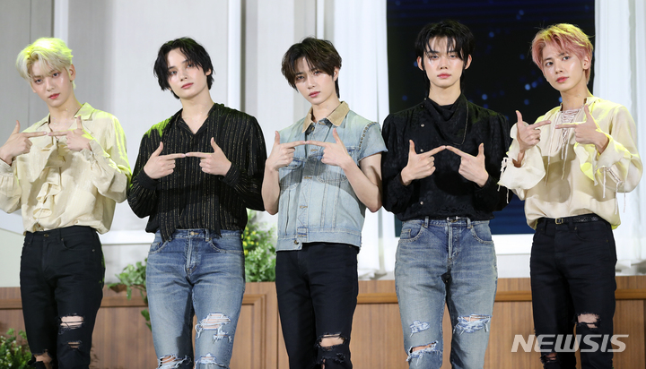 [서울=뉴시스] 최진석 기자 = 그룹 투모로우바이투게더(TOMORROW X TOGETHER, TXT)의 수빈(왼쪽부터), 휴닝카이, 범규, 연준, 태현이 26일 서울 삼성동 코엑스 오디토리움에서 열린 미니 5집 '이름의 장: 템테이션' 발매 기념 미디어 쇼케이스에서 포즈를 취하고 있다. 2023.01.26. myjs@newsis.com