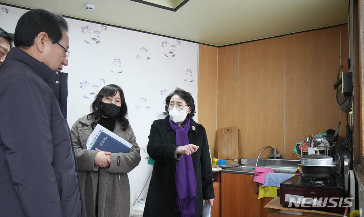 [장성=뉴시스] 이창우 기자=김영록 전남도지사가 26일 홀로 사는 저소득 독거노인 난방비 지원 가구인 장성군 삼계면 한 가구를 방문해 위문 격려하고 식생활과 관련된 가스렌지 안전 체계를 점검하고 있다. (사진=전남도 제공) 2023.01.26. photo@newsis.com *재판매 및 DB 금지