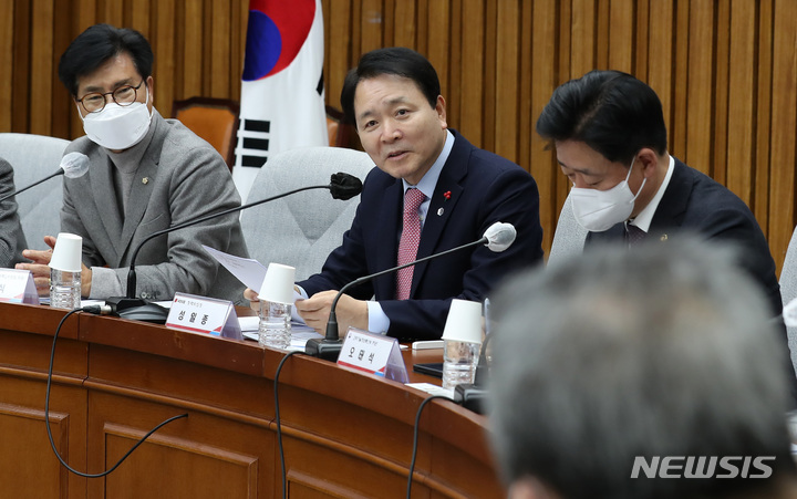 [서울=뉴시스] 이영환 기자 = 성일종 국민의힘 정책위의장이 26일 오후 서울 여의도 국회에서 열린 경제위기 극복을 위한 산업계 R&D 활력 제고 민·당·정 간담회에서 발언을 하고 있다. 2023.01.26. 20hwan@newsis.com