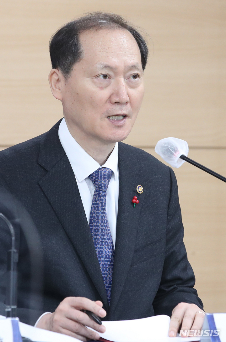 [서울=뉴시스] 김명원 기자 = 이완규 법제처장이 26일 서울 종로구 정부서울청사에서 2023년 업무보고 사후 브리핑을 하고 있다. 2023.01.26. kmx1105@newsis.com