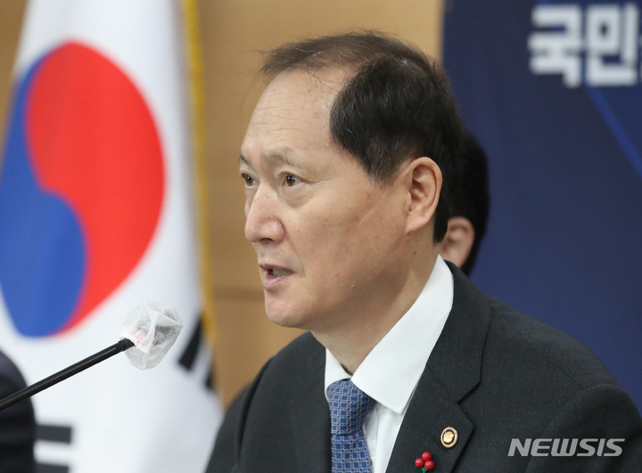 [서울=뉴시스] 김명원 기자 = 이완규 법제처장이 26일 서울 종로구 정부서울청사에서 2023년 업무보고 사후 브리핑을 하고 있다. 2023.01.26. kmx1105@newsis.com