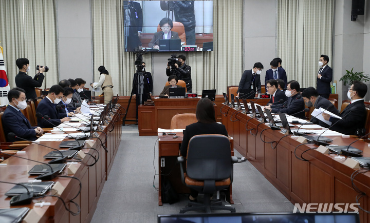 [서울=뉴시스] 이영환 기자 = 남인순 국회 정치개혁특별위원회 위원장이 26일 오후 서울 여의도 국회에서 열린 전체회의를 주재하고 있다. 2023.01.26. 20hwan@newsis.com