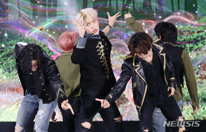 [서울=뉴시스] 최진석 기자 = 그룹 투모로우바이투게더(TOMORROW X TOGETHER, TXT)가 26일 서울 삼성동 코엑스 오디토리움에서 열린 미니 5집 '이름의 장: 템테이션' 발매 기념 미디어 쇼케이스에서 타이틀곡 슈가 러시 라이드 무대를 선보이고 있다. 2023.01.26. myjs@newsis.com