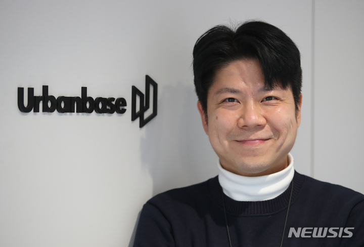 [서울=뉴시스] 고승민 기자 = 3D 인테리어 플랫폼 '어반베이스' 하진우 대표가 서울 강남구 어반베이스 본사에서 뉴시스와 인터뷰를 하기 전 포즈를 취하고 있다. 2023.01.31. kkssmm99@newsis.com