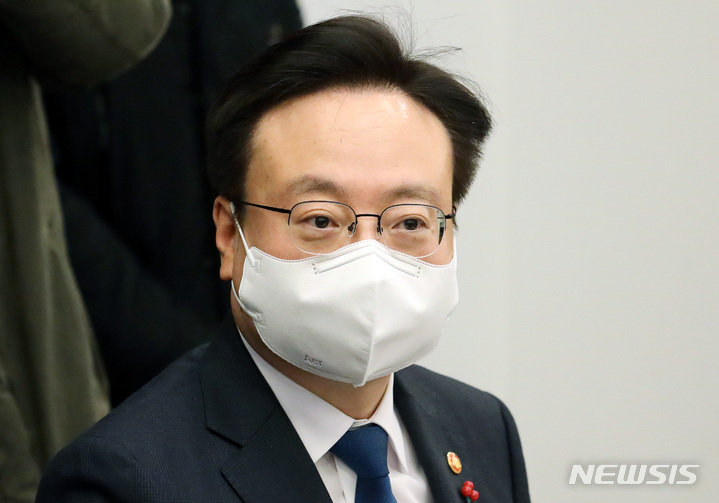 [서울=뉴시스] 조성우 기자 = 조규홍 보건복지부 장관이 지난 26일 오후 서울 중구 코리아나호텔에서 열린 필수의료 살리기 위한 의료현안협의체 간담회에서 발언하고 있다. 2023.01.26. xconfind@newsis.com