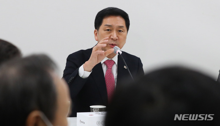 [서울=뉴시스] 추상철 기자 = 국민의힘 당권주자인 김기현 의원이 지난 26일 오후 서울 마포구 마포포럼 사무실에서 열린 '더좋은 세상으로' 토론회에 참석해 발언을 하고 있다. 2023.01.26. scchoo@newsis.com